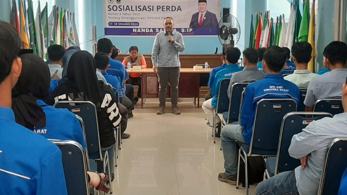 wakil-ketua-nanda-satria-sosper-no.4-tahun-2023,-pemuda-garda-terdepan-dalam-menghadapi-bencana Nanda Satria saat memberikan arahan kepada pemuda mengenai kesiapsiagaan dan mitigasi bencana di Sumatera Barat.
