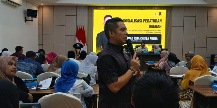Iqra Chissa menyosialisasikan Perda Ketahanan Keluarga kepada masyarakat di Kota Padang untuk menghadapi era digital.
