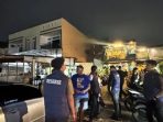 Personel Polda Sumbar melakukan patroli malam untuk mencegah kejahatan jalanan di Kota Padang.