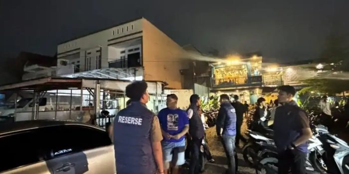Personel Polda Sumbar melakukan patroli malam untuk mencegah kejahatan jalanan di Kota Padang.