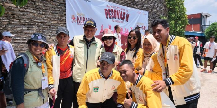 Gubernur Mahyeldi menyemangati atlet disabilitas Sumatera Barat di ajang PESONAS II Kupang.