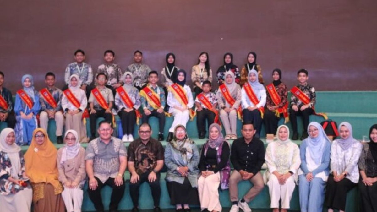 Peserta Forum Anak Kota Padang mengikuti pembekalan Pelopor dan Pelapor untuk pencegahan kekerasan di Youth Center.