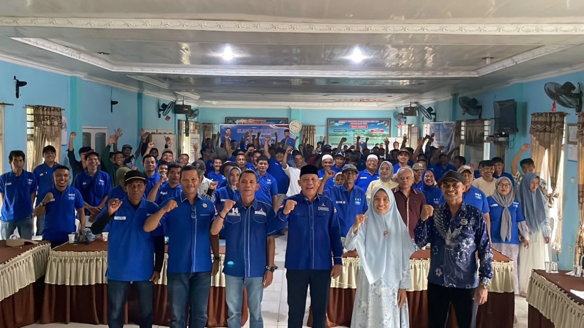 konsolidasi-demokrat-pasaman-berlanjut-ke-tiga-kecamatan,-ini-harapan-sabar-as Sabar AS mengukuhkan 11 pengurus ranting Partai Demokrat di Dapil Pasaman III, Kecamatan Rao.
